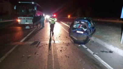 Amasya'da otomobil kırmızı ışıkta bekleyen araç ve otobüse çarptı: 3 yaralı