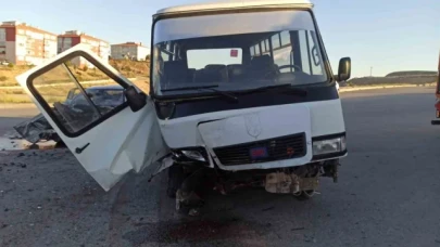 Ankara'da otomobil ile işçi servisi kafa kafaya çarpıştı: 15 yaralı