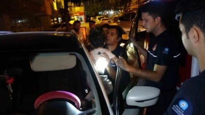 Araçta mahsur kalan çocuğu itfaiye ekipleri kurtardı