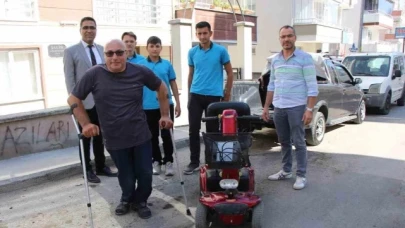 Arızalanan engelli aracını öğretmen ve öğrenciler tamir etti