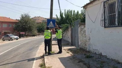 Aydın'da jandarma ekipleri trafik levhaların kontrol etti