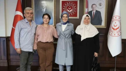 Bakan Göktaş, bilgi yarışmasında 1 milyon lira ödül kazanan Rabia Birsen ile bir araya geldi