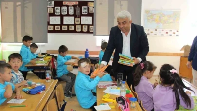 Başkan Fatih Çalışkan'dan minik öğrencilere hediye
