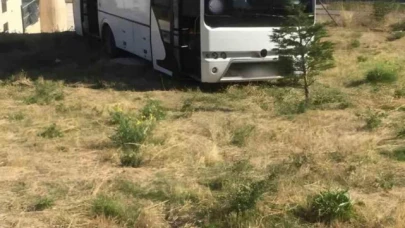 Başkentte servis kazasını rögar kapağı engelledi