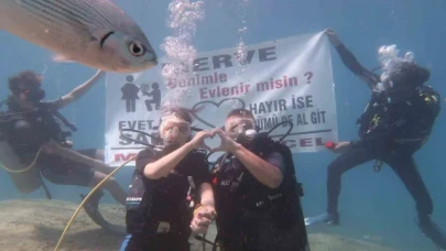 Böyle olur dalgıçların evlilik teklifi: "Cevabın 'hayır' ise oksijen tüpümü de al git"