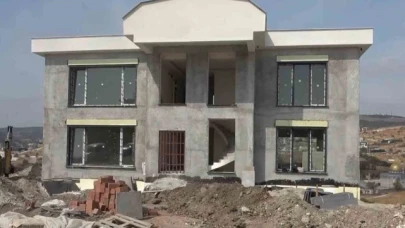 Bulduğu tüfeği kontrol ederken arkadaşını vurdu