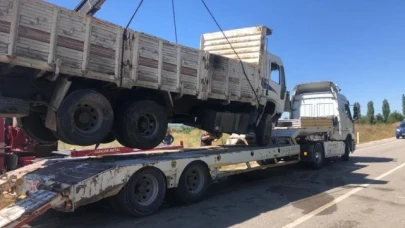 Burdur'da kontrolden çıkan kamyon şarampole devrildi: 1 yaralı