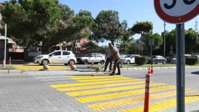 Burhaniye'de yaya geçitleri yenileniyor