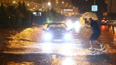Cadde ve sokakları su bastı
