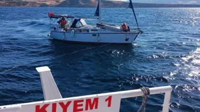 Çanakkale Boğazı'nda sürüklenen tekne kurtarıldı
