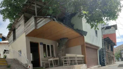 Ceviz ağacı kütüphanenin çatısının içinden yükseliyor, toplanan cevizler köyün ortak giderleri için satılıyor