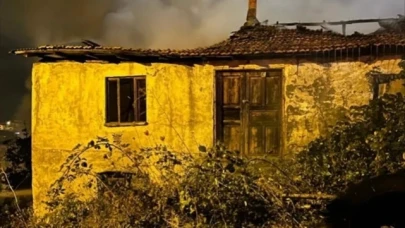 Çıkan yangında ev kullanılamaz hale geldi