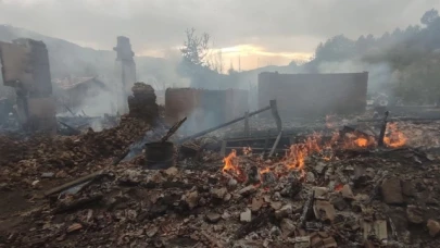 Çorum'da köy yangını: 3 ev ile 6 samanlık yandı
