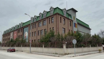 Depremzede başörtülü öğrenciyi okula almayan müdüre 89 bin 571 lira para cezası