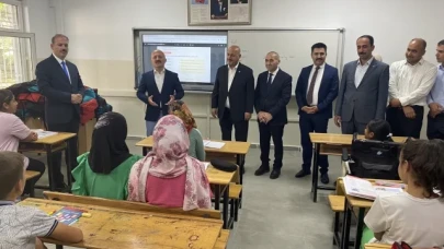 Depremzede öğrencilere kırtasiye malzemesi dağıtıldı