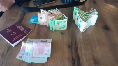 Dinlenme tesisinde unutulan içinde döviz bulunan çantayı polise teslim etti