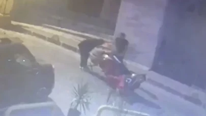 Fatih'te el arabasıyla motosiklet çaldılar