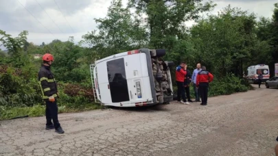 Fındık işçilerini taşıyan minibüs devrildi: 6 yaralı