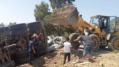 Freni boşalan kamyon cenaze için toplanan insanların arasına daldı
