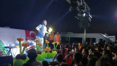 Gönüllü polisler depremzede çocukları eğlendirdi