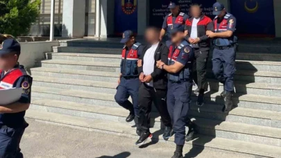 Hırsızlık ve yağma suçlarından aranan firari 2 hükümlü gazinoda yakalandı
