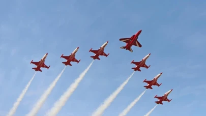 HÜRJET, Türk Yıldızları ile tarihi uçuşa imza attı