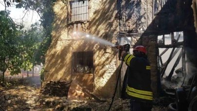 İki katlı ev alevlere teslim oldu