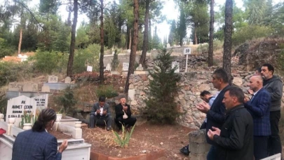İlk ziyaretini Kabristanlığa yaptı