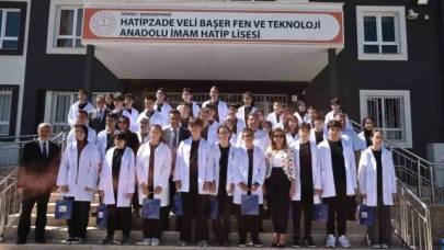 İmam hatipli öğrenciler beyaz önlüklerini giydiler