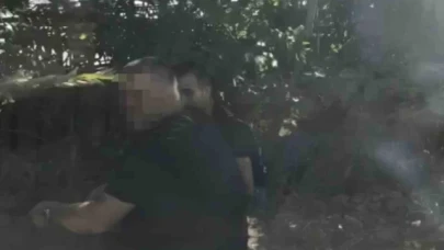 İstanbul'da "pes" dedirten uyuşturucu ticareti kamerada: Kağıda sarıp uyuşturucu sattı