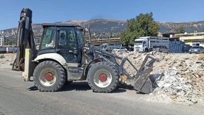 Kahramanmaraş'ta belediye ekipleri inşaat atıklarını kaldırıyor