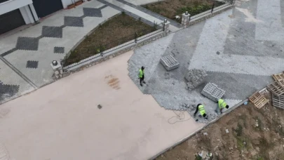 Kaldırımlar ve yollar yeni baştan yapılıyor