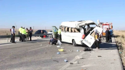 Karaman'da lastiği patlayan minibüs devrildi: 1 ölü, 10 yaralı