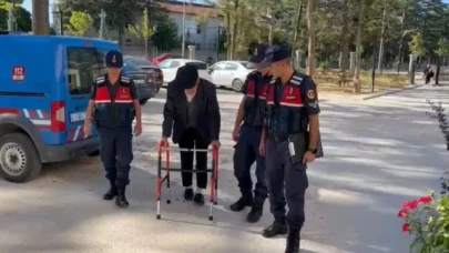 Karısını öldürdüğü iddia edilen 89 yaşındaki şüpheli adliyeye 4 ayaklı bastonla getirildi