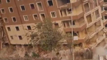 Kolonları kesilerek yıkılan 8 katlı binanın yerle 1 olma anı kamerada