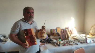 Köy muhtarı boş zamanını sanat eseri üreterek geçiriyor
