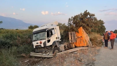 Kum yüklü kamyon otobüse çarptı, 6 kişi öldü, 42 kişi yaralandı