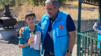 Kur'an kursu öğrencileri doğa yürüyüşünde mıntıka temizliği yaptı