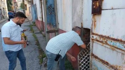 Metruk binanın çatısından düşen çocuk hastanelik oldu