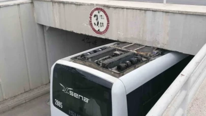 Midibüsün sürücüsü havalandırmayı hesap edemeyince alt geçide sıkıştı