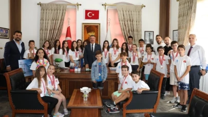 Minik Yüzücüler Başkan Kargı’nın Misafiri Oldu
