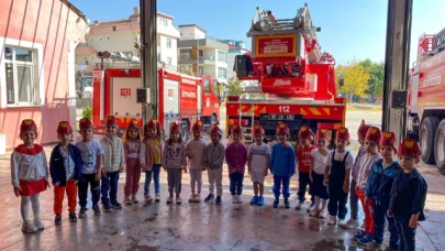 Minikler İtfaiyeci abilerinin haftalarını kutladılar