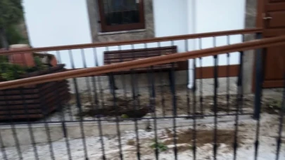 Muhtarlık binasına verilen zararın altından çocuklar çıktı