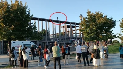 Müze korkuluklarında can pazarı, aşağıda canlı yayın telaşı
