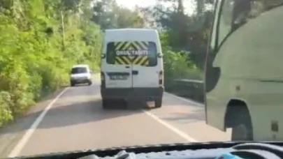 Öğrenci servisinin hızlı ve tehlikeli araç kullandığı anlar kamerada