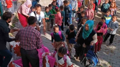 Öğrencilerin kırtasiye ihtiyaçlarını hayırsever aile giderdi