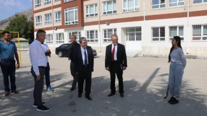 Öğrencilerle aynı sırayı paylaştı