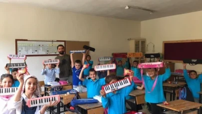 Ölen öğretmenin eşinden öğrencileri duygulandıran hediye