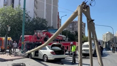 Otomobilin çarptığı direk, tramvay hattının tellerine devrildi: 1 yaralı