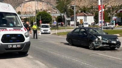 Otomobiller çarpıştı! 5 kişi yaralandı